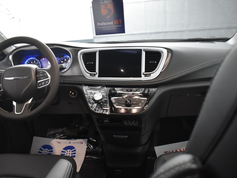 New 2025 Chrysler Pacifica Select Safety - BraunAbility Side Entry Entry Fold Out Automatic Ramp