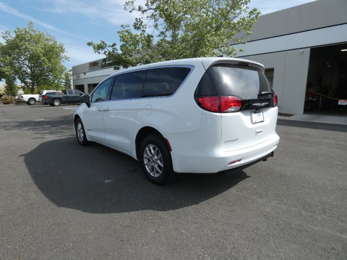 2024 CHRYSLER VOYAGER - Image 5