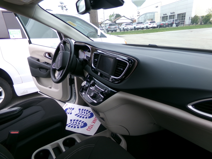 White Chrysler Voyager image number 11