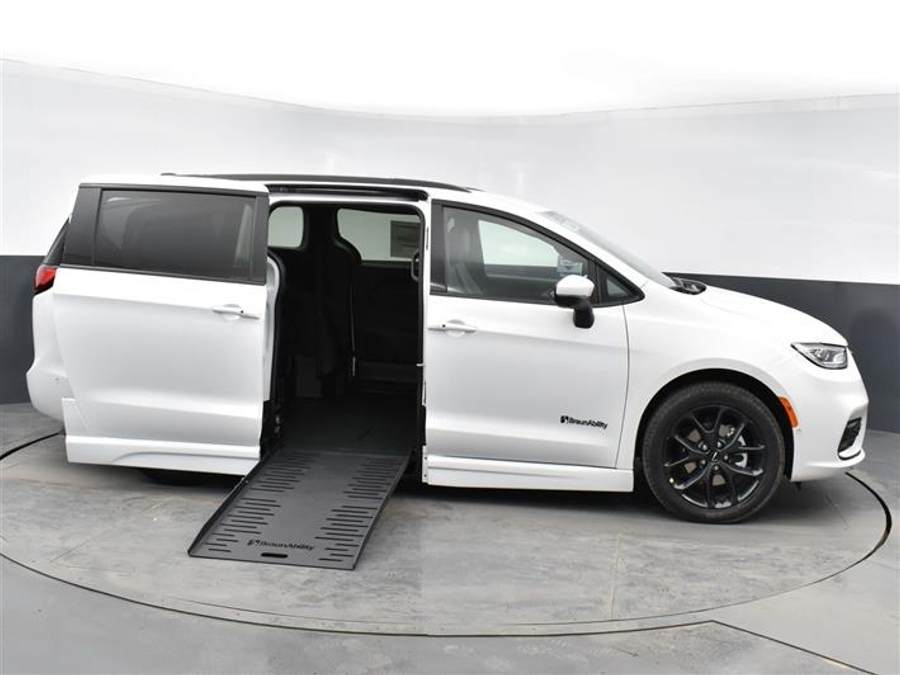 Used 2024 Chrysler Pacifica Touring L - BraunAbility Side Entry Entry Fold Out Automatic Ramp