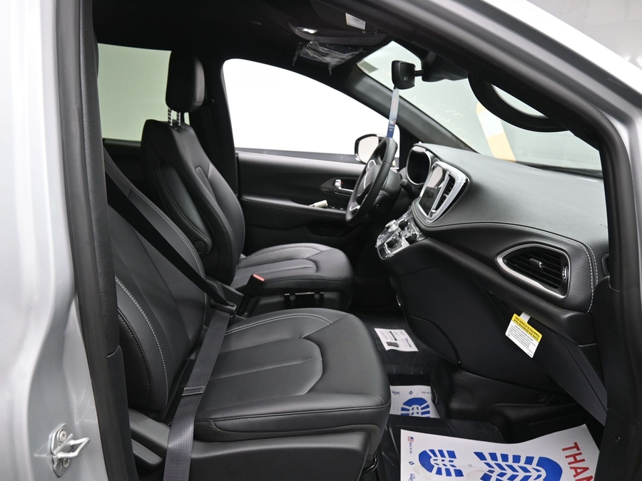 Silver Chrysler Pacifica image number 8