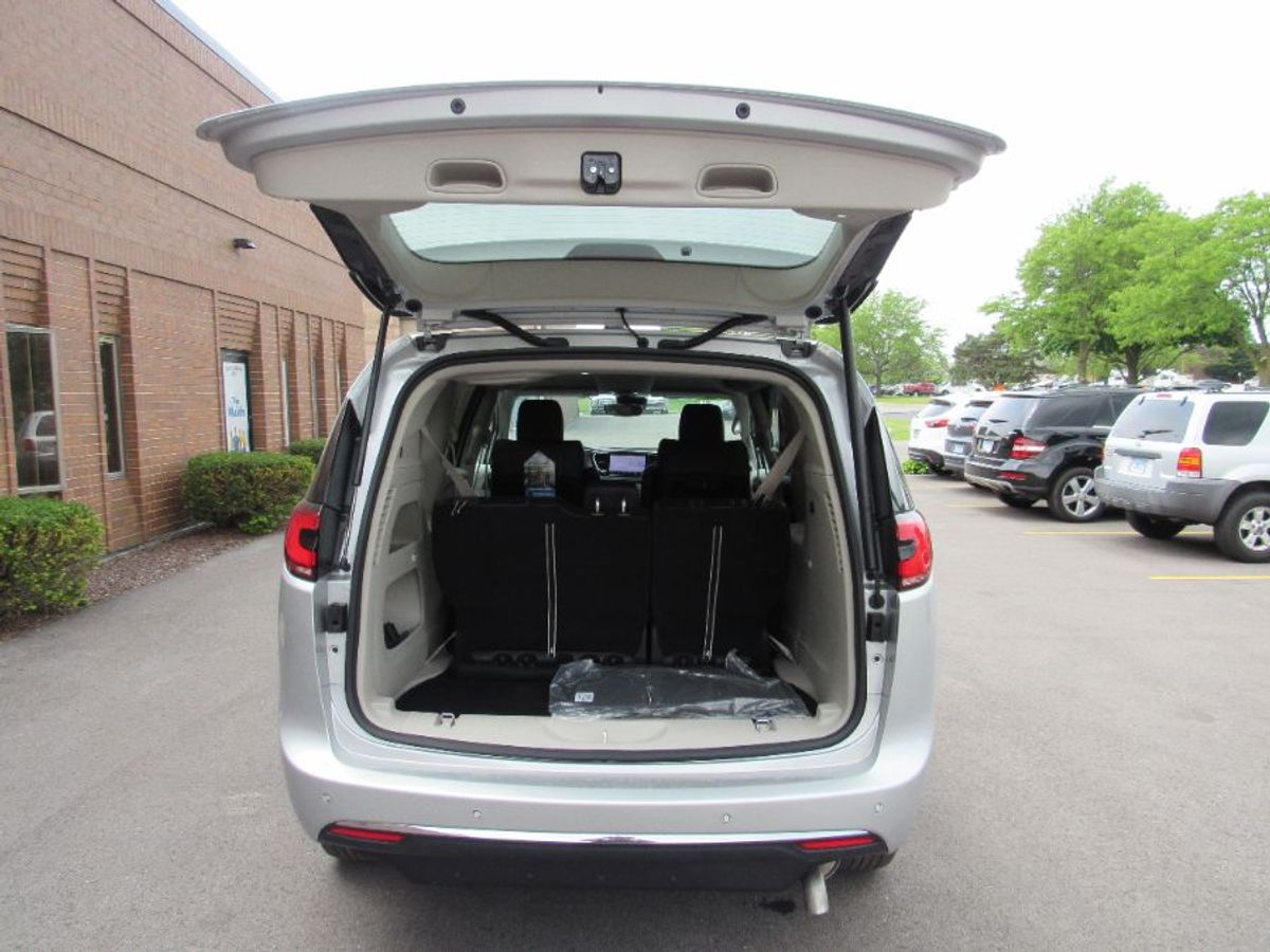 Silver Chrysler Pacifica image number 12