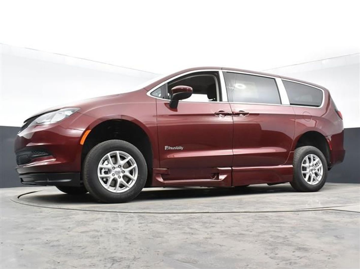 Red Chrysler Voyager image number 4