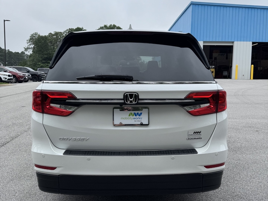 White Honda Odyssey image number 3