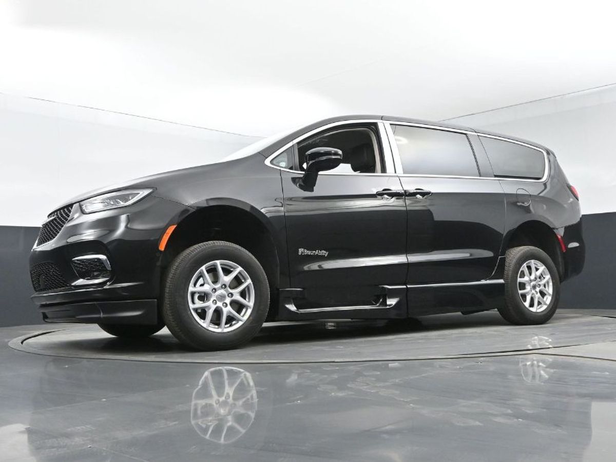 Black Chrysler Pacifica image number 10