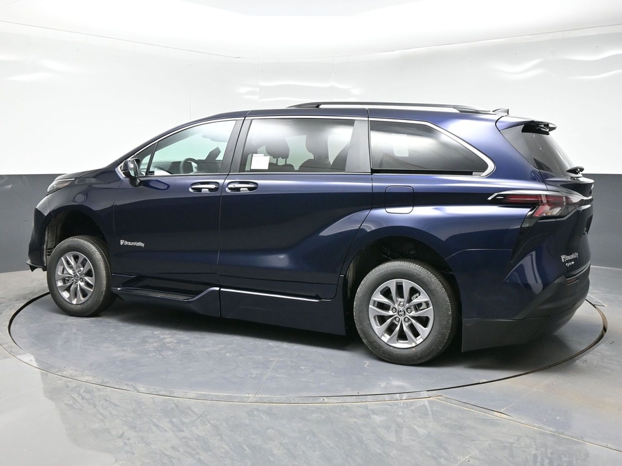 Blue Toyota Sienna image number 3