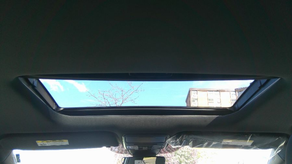 White Honda Odyssey image number 19