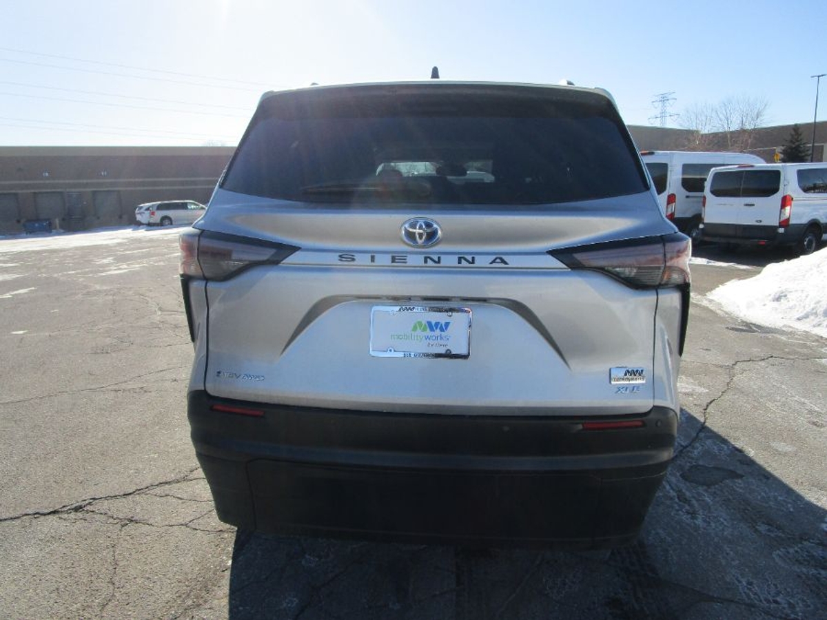 Silver Toyota Sienna image number 3
