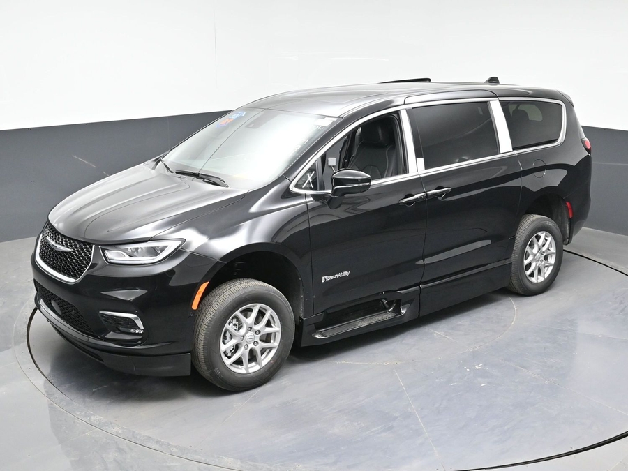 New 2026 Chrysler Pacifica Select Plus - BraunAbility Side Entry Entry Fold Out Automatic Ramp