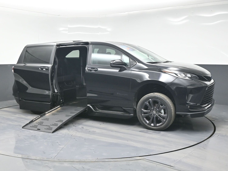 New 2025 Toyota Sienna Hybrid XSE Sport - BraunAbility Side Entry Entry Fold Out Automatic Ramp
