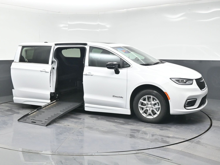 White Chrysler Pacifica image number 21