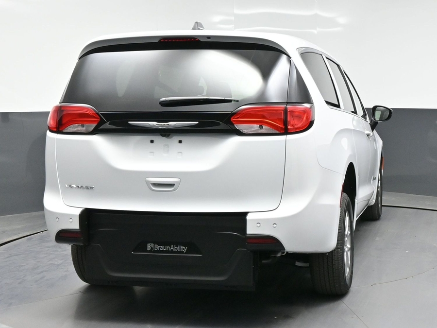 White Chrysler Voyager image number 5