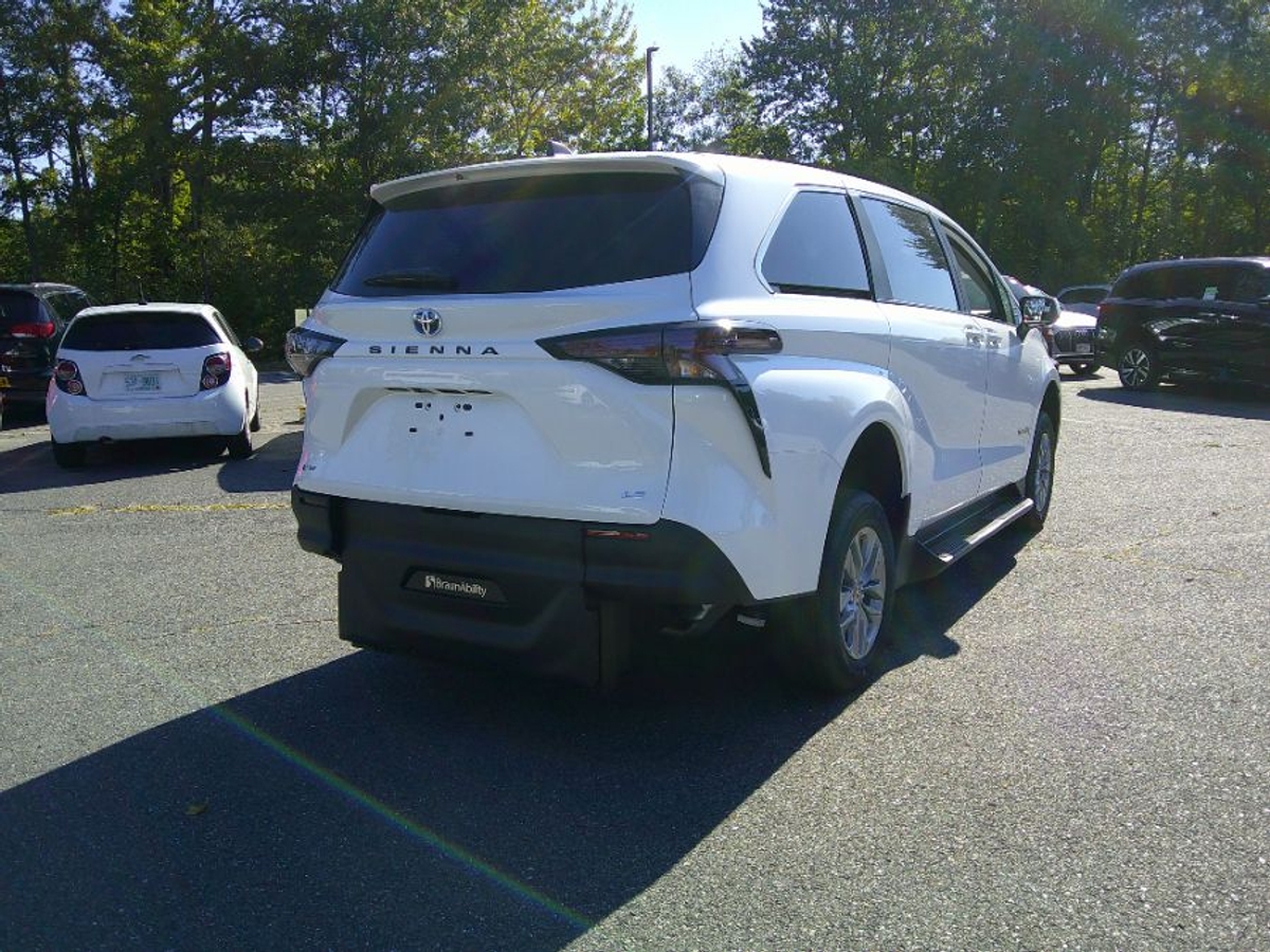 White Toyota Sienna image number 5