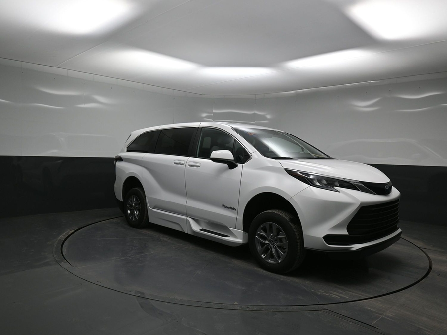 New 2025 Toyota Sienna Hybrid LE - BraunAbility Side Entry Entry Fold Out Automatic Ramp