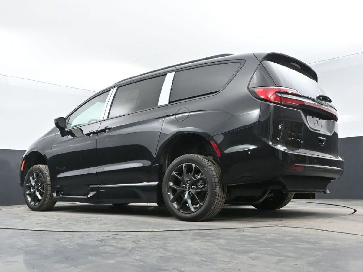 Black Chrysler Pacifica image number 11