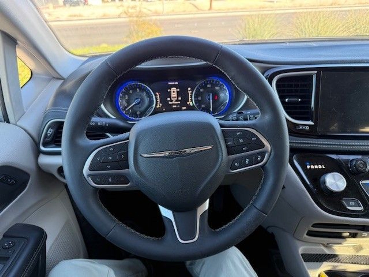 Silver Chrysler Pacifica image number 7