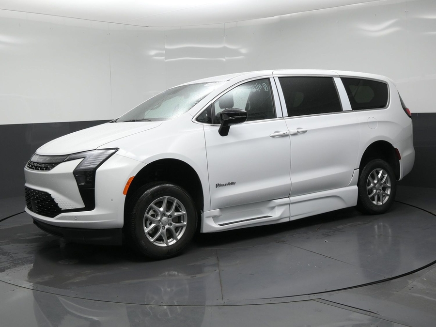 White Chrysler Pacifica image number 14