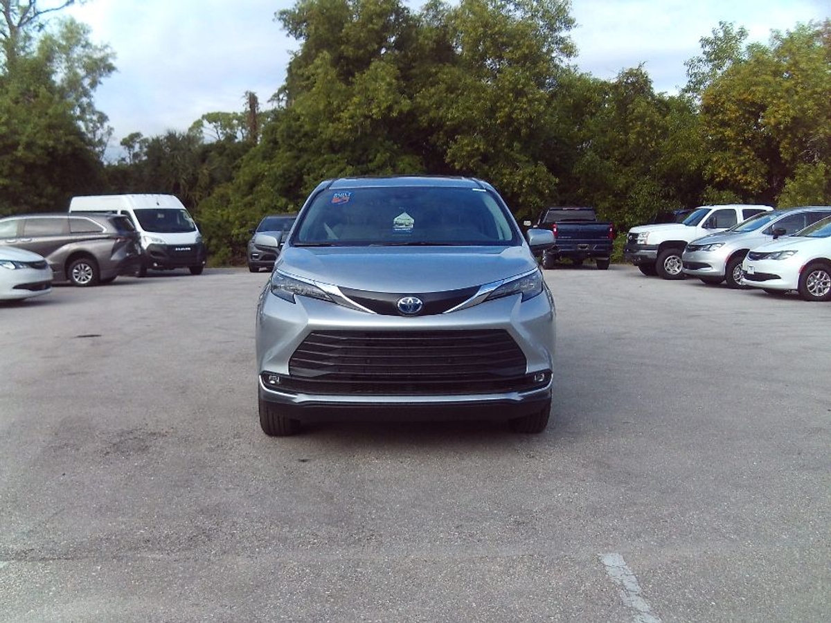 2025 TOYOTA SIENNA - Image 2