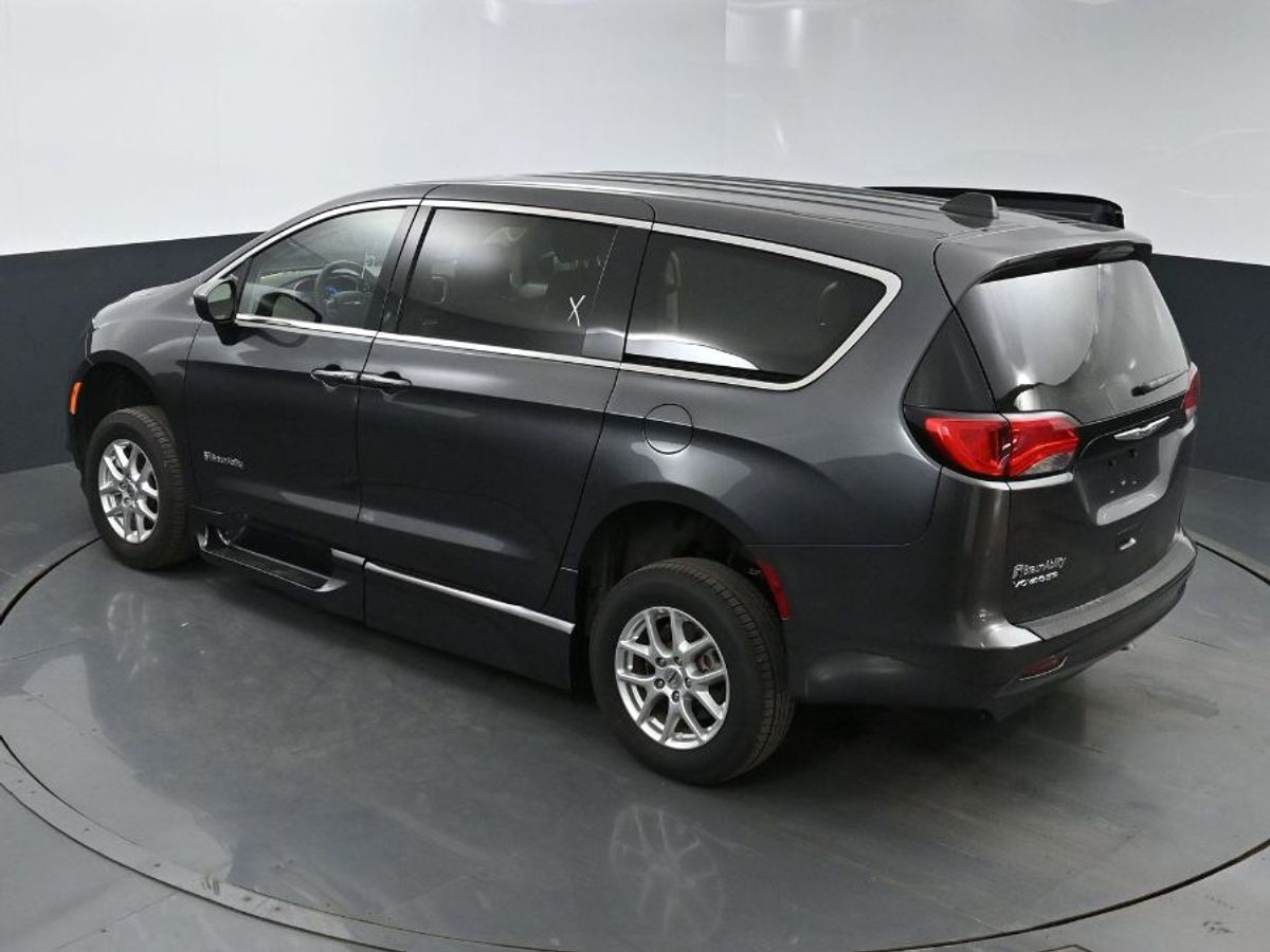 Grey Chrysler Voyager image number 24