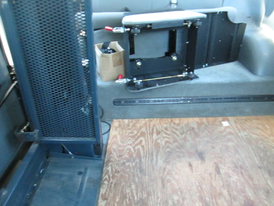 2013 Ford E-Series Econoline Wagon XLT - Photo 11