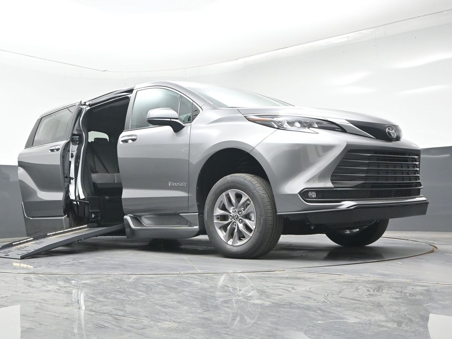 New 2026 Toyota Sienna Hybrid XLE Base - BraunAbility Side Entry Entry Fold Out Automatic Ramp