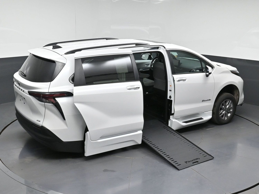 White Toyota Sienna image number 10