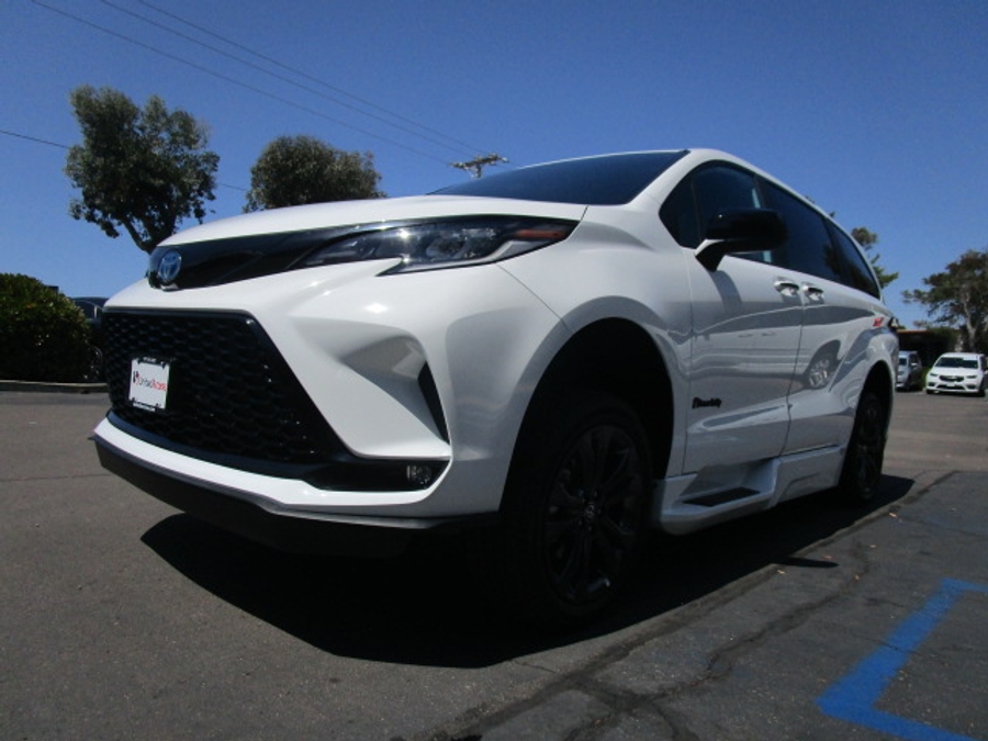 New 2025 Toyota Sienna Hybrid XSE Sport - BraunAbility Side Entry Entry Fold Out Automatic Ramp