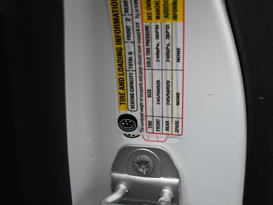 White Chrysler Pacifica image number 8