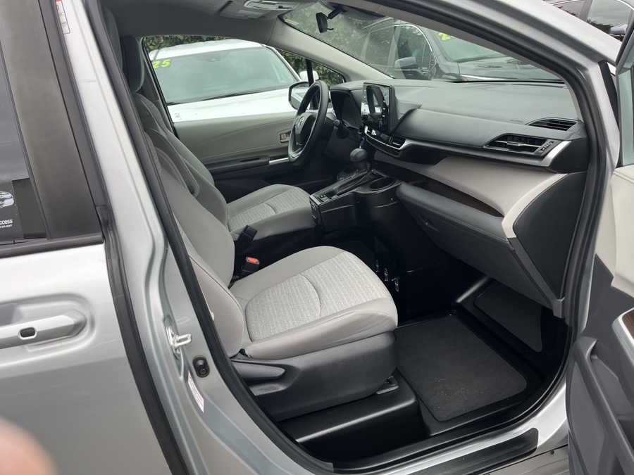 Used 2022 Toyota Sienna Hybrid LE - BraunAbility Side Entry Entry Fold Out Automatic Ramp