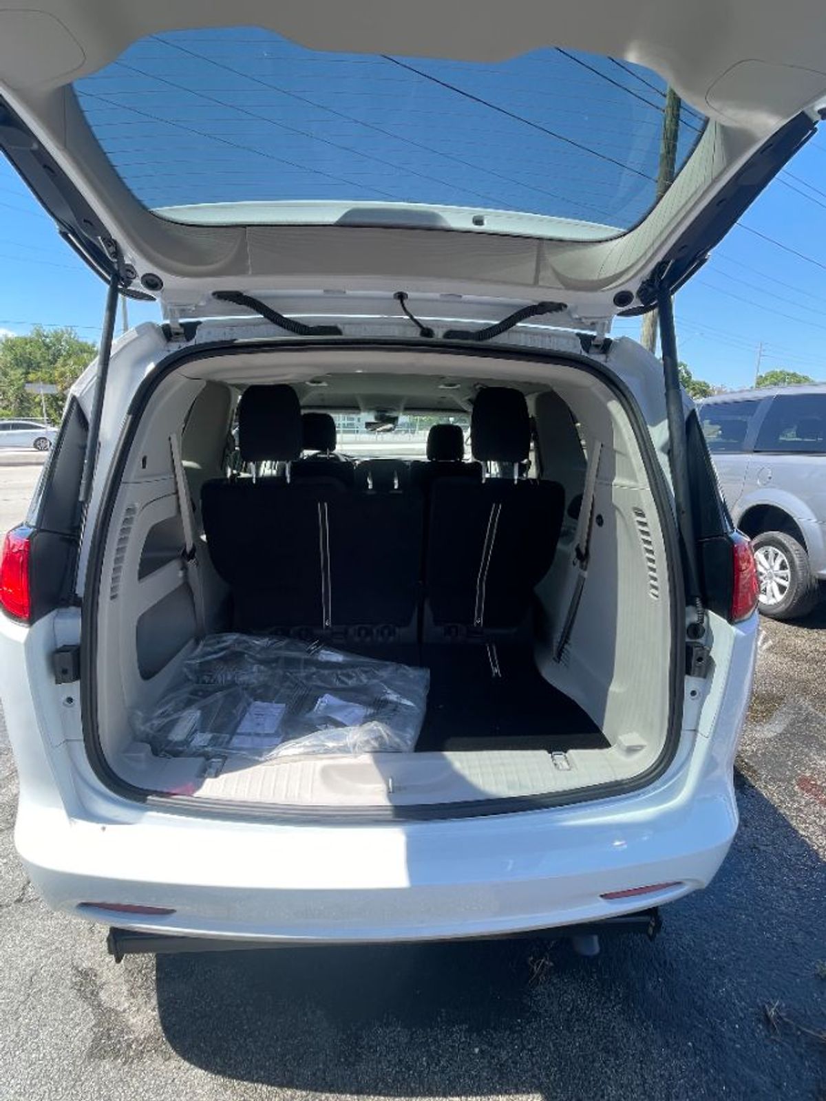 2024 CHRYSLER VOYAGER - Image 8