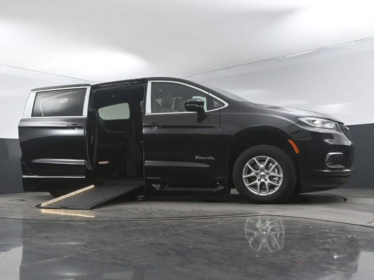 Black Chrysler Pacifica image number 18