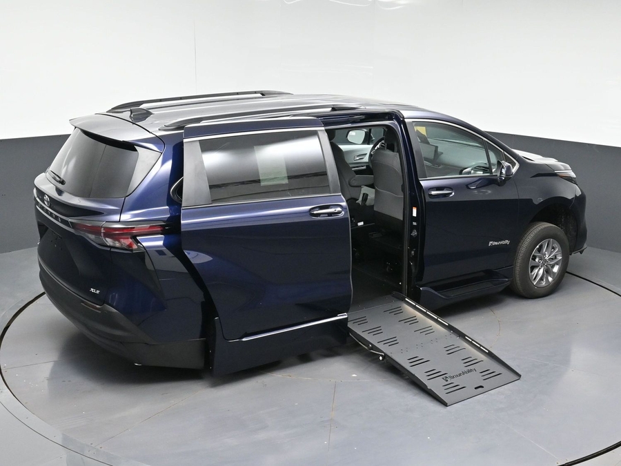 New 2026 Toyota Sienna Hybrid XLE Base - BraunAbility Side Entry Fold Out Automatic Ramp