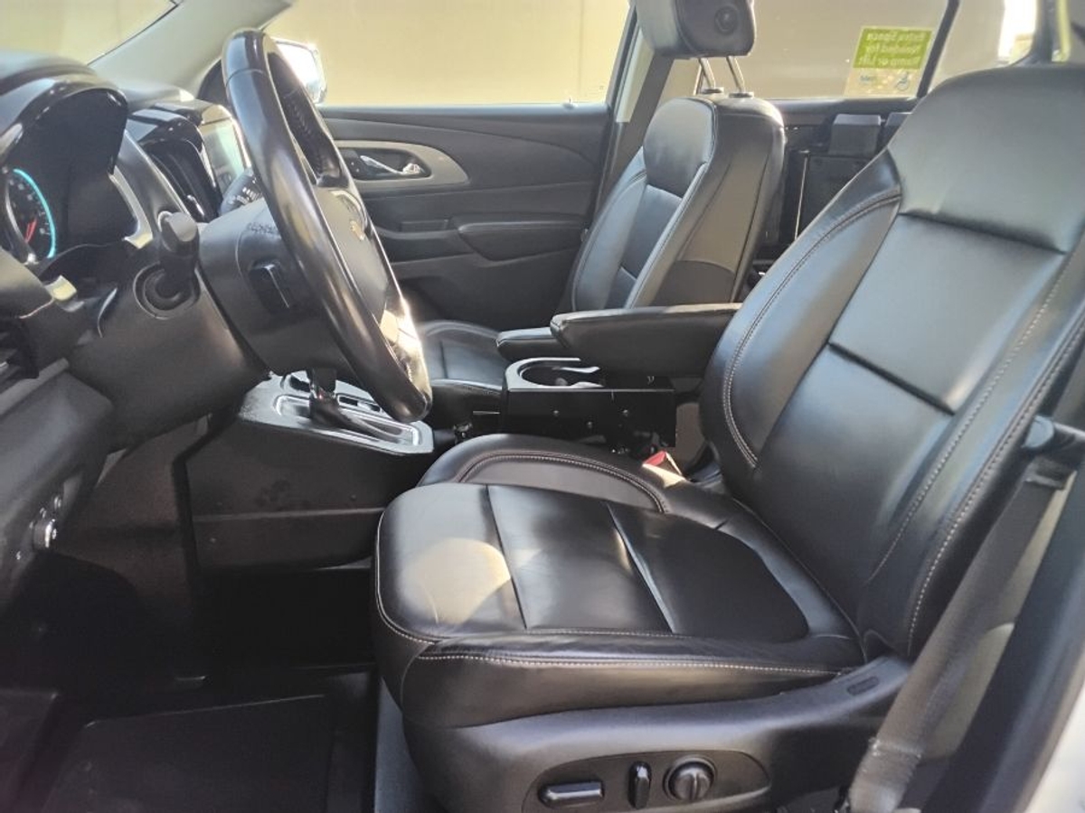 White Chevrolet Traverse image number 13