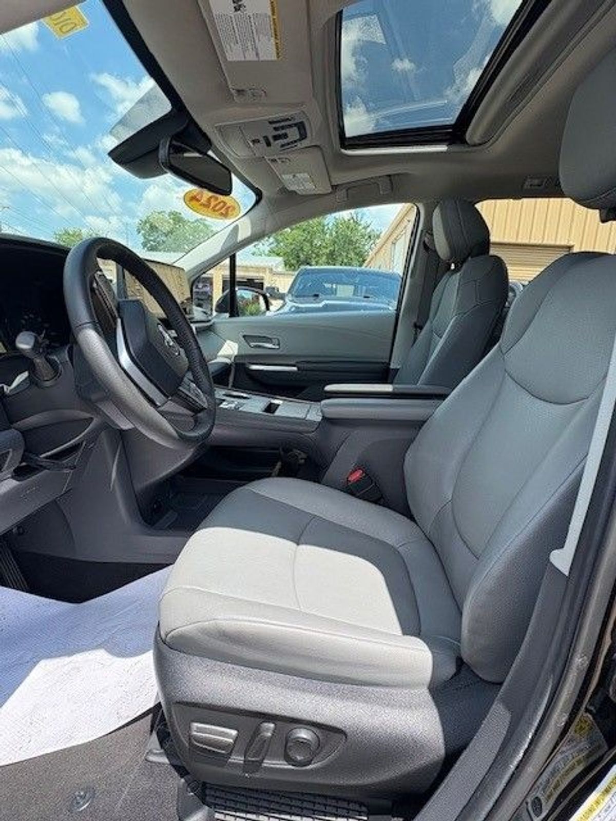 Black Toyota Sienna image number 16