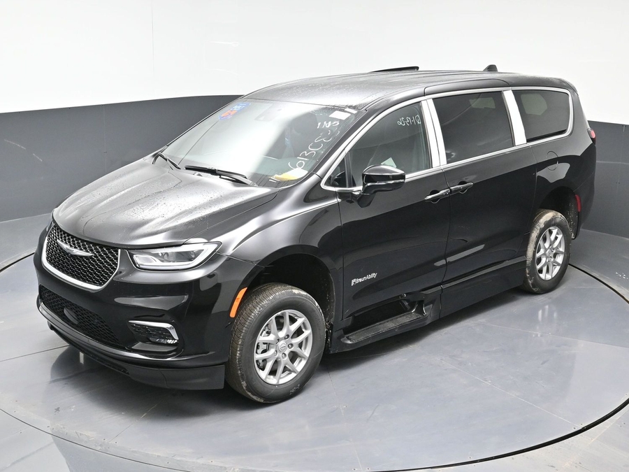 Black Chrysler Pacifica image number 23