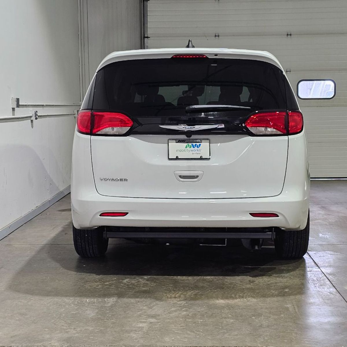 White Chrysler Voyager image number 5