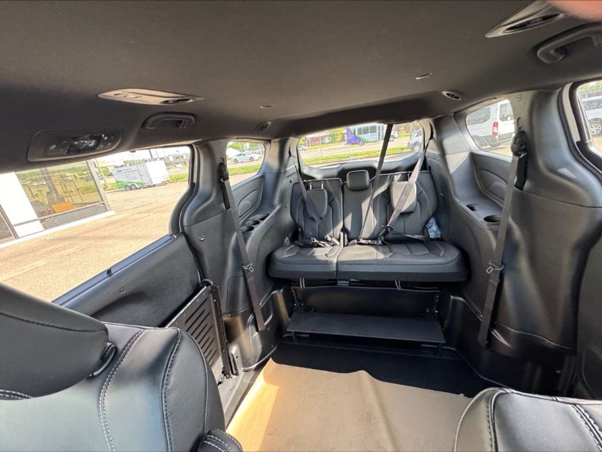 2025 Chrysler Voyager LX photo 2