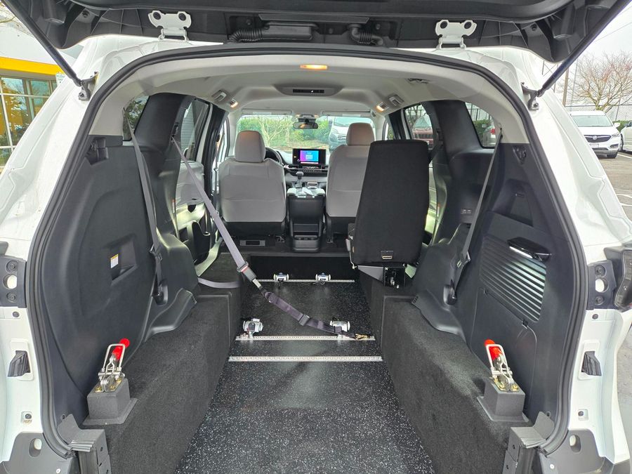New 2025 Toyota Sienna Hybrid LE - Vantage Mobility Commercial Rear Entry Entry Fold Out Manual Ramp