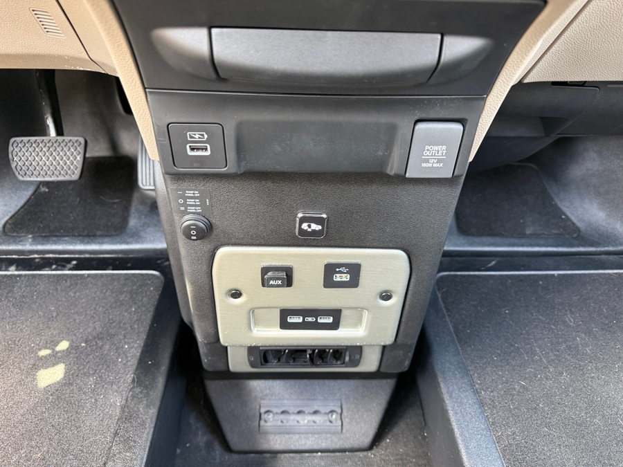 White Honda Odyssey image number 17