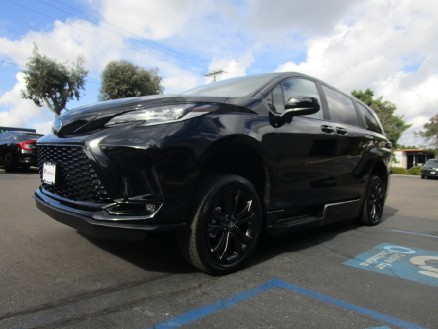 New 2025 Toyota Sienna Hybrid XSE Sport - BraunAbility Side Entry Entry In Floor Automatic Ramp