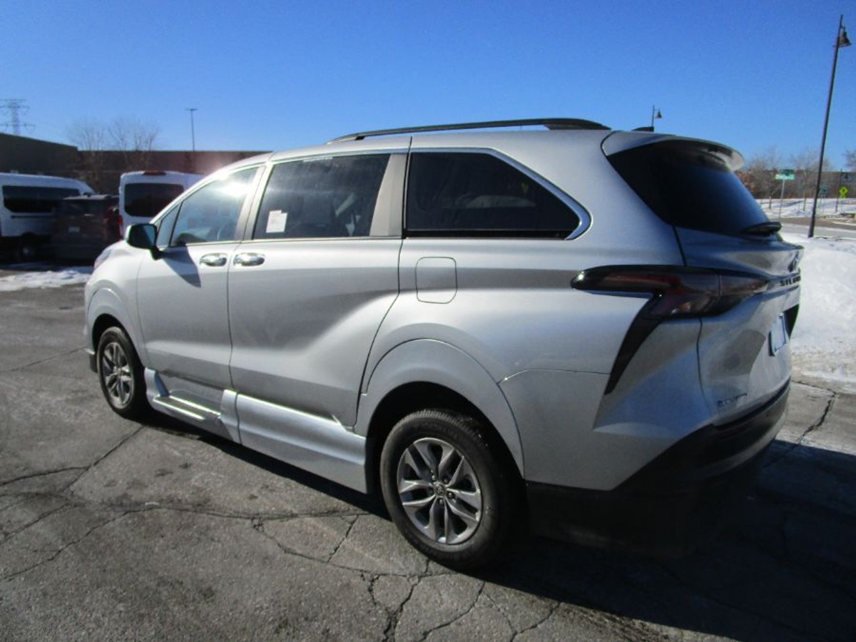 Silver Toyota Sienna image number 2