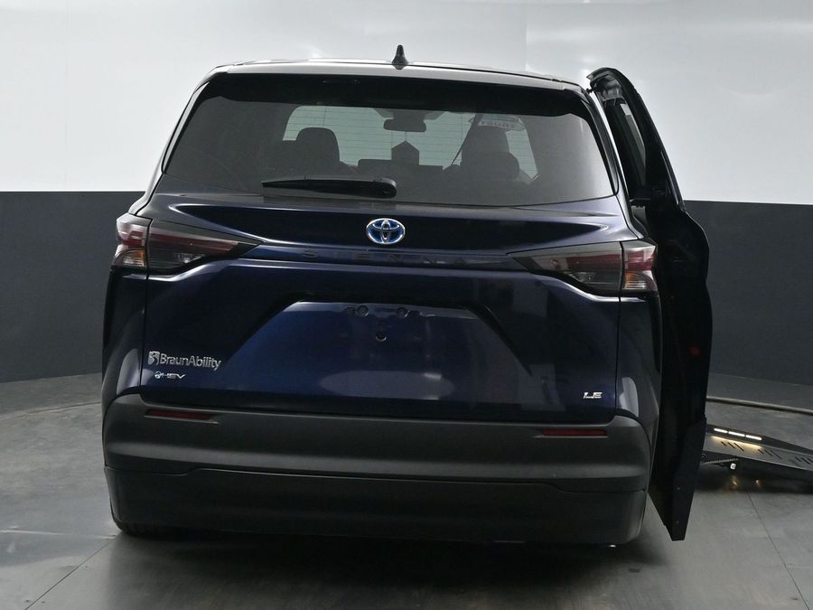 New 2025 Toyota Sienna Hybrid LE - BraunAbility Side Entry Entry Fold Out Automatic Ramp
