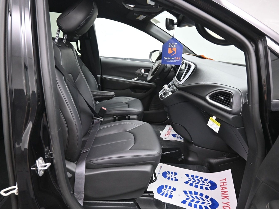 Black Chrysler Pacifica image number 8