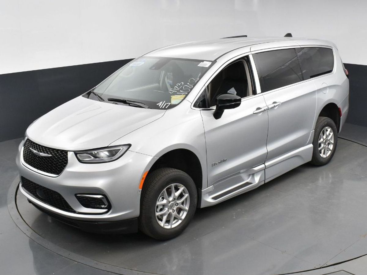 Silver Chrysler Pacifica image number 14