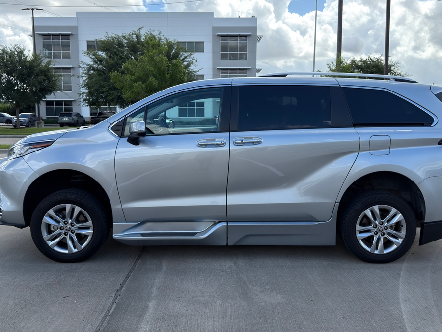 Used 2021 Toyota Sienna Hybrid Limited - BraunAbility Side Entry Fold Out Automatic Ramp