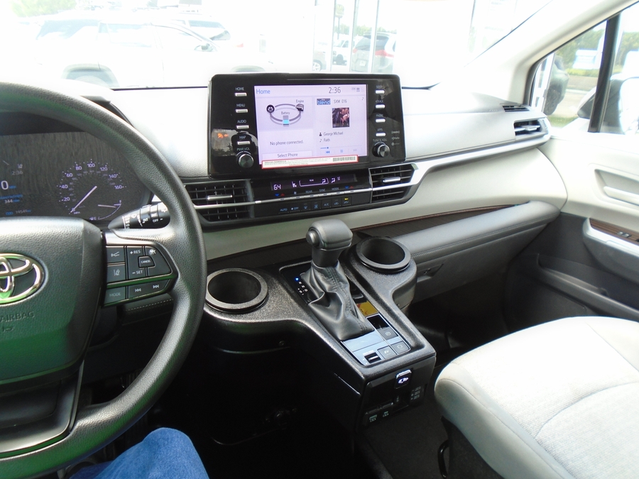 Grey Toyota Sienna image number 21