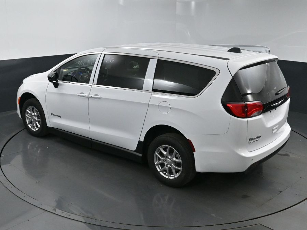 2025 CHRYSLER VOYAGER - Image 25