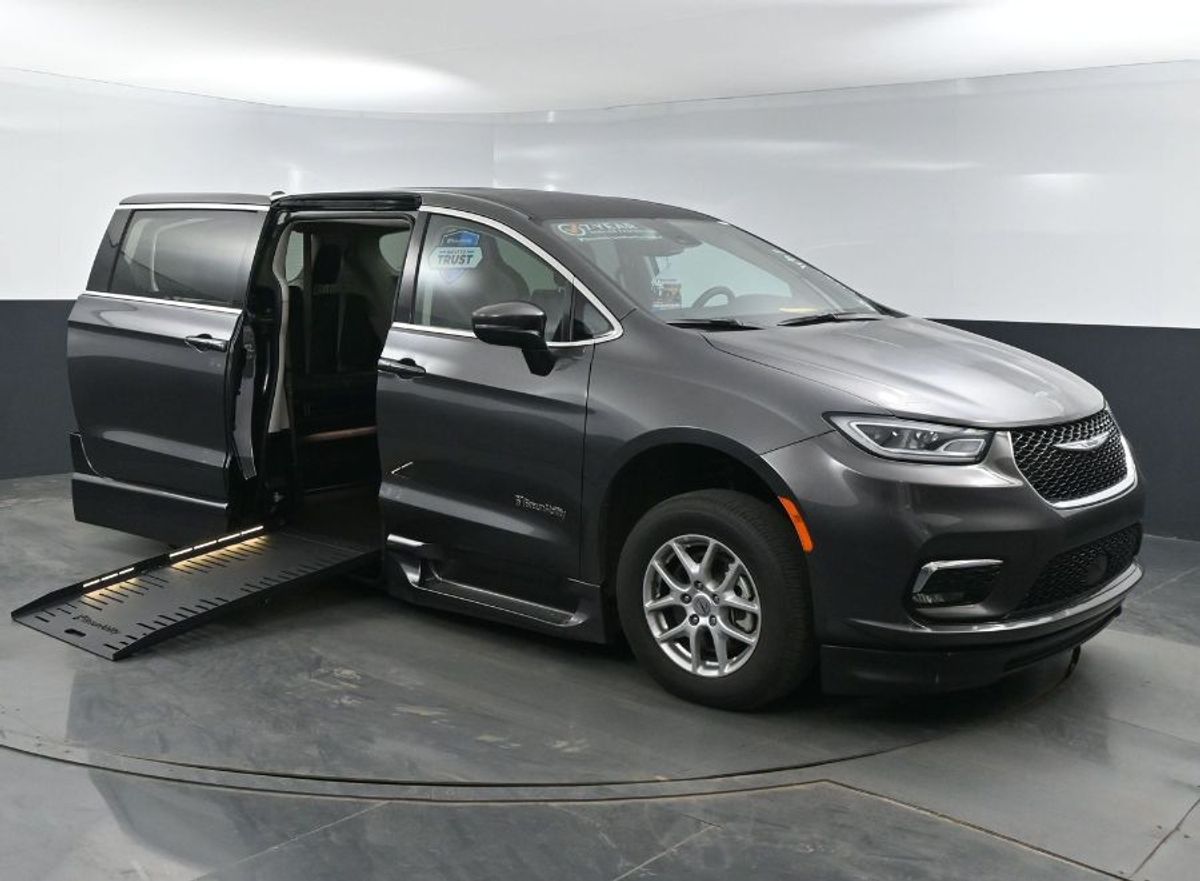 Grey Chrysler Pacifica image number 17