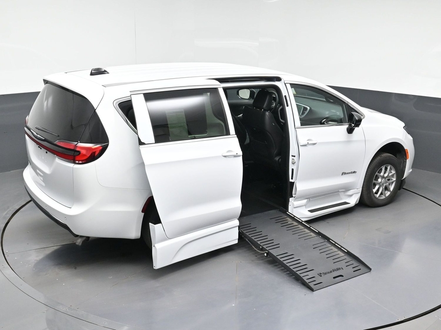 White Chrysler Pacifica image number 18