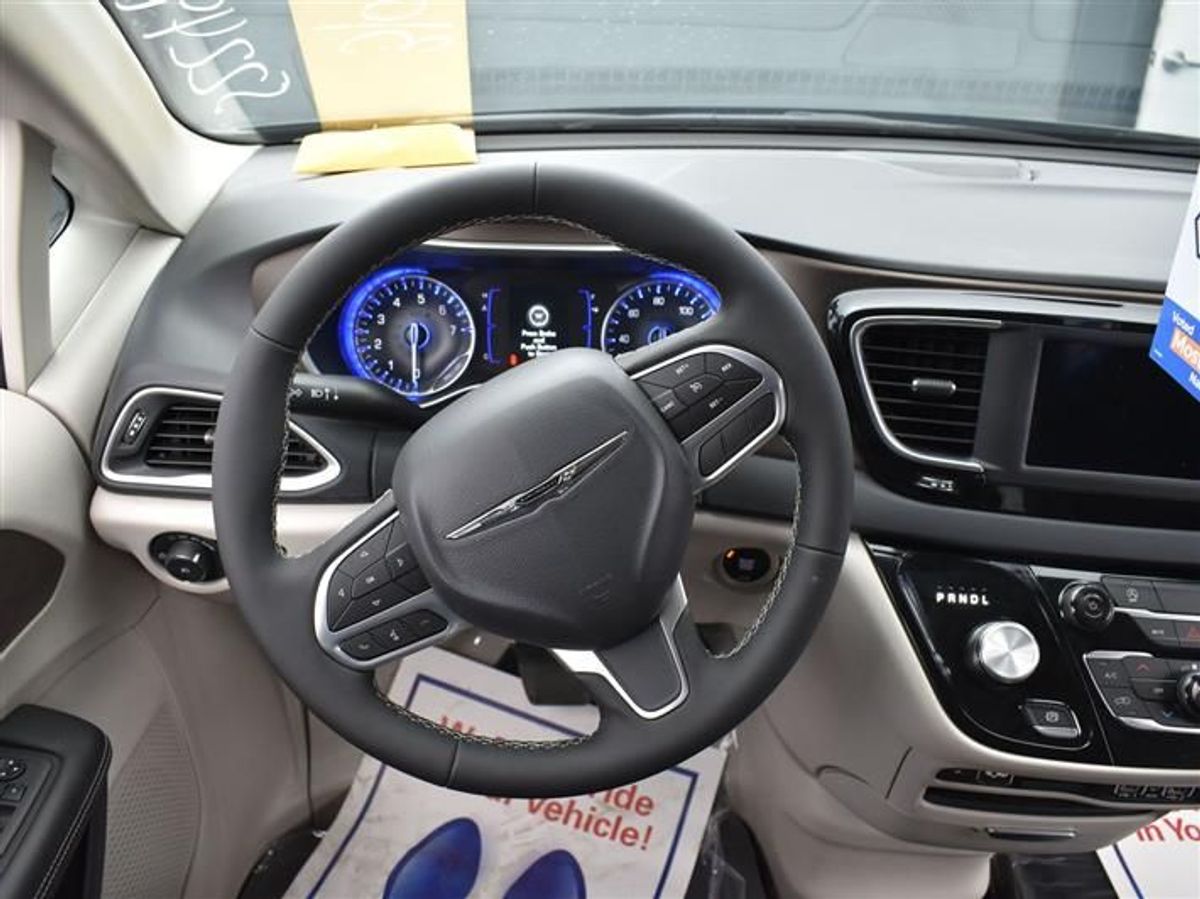 Black Chrysler Voyager image number 17